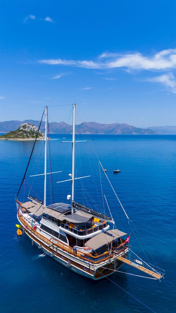 La Liberta Yacht Blue Voyage